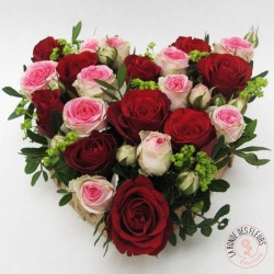 cœur de roses rouges et roses