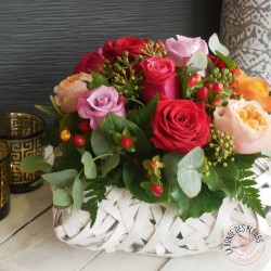 Panier de roses multicolores